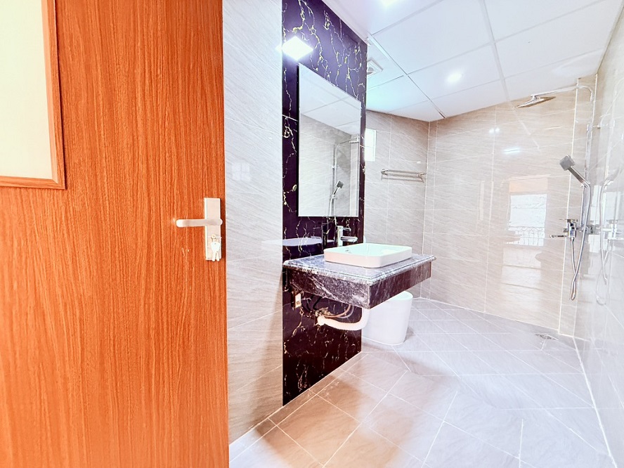 Nhà 5 tầng Long Biên, 35m², 4PN, 5.7 tỷ, sổ đỏ