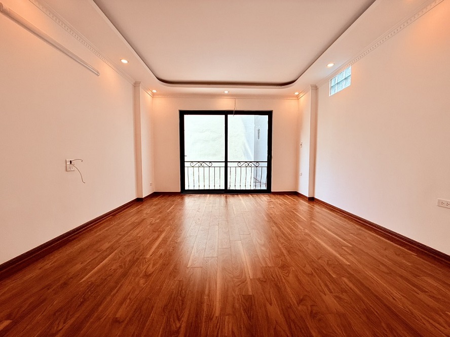 Nhà 5 tầng Long Biên, 35m², 4PN, 5.7 tỷ, sổ đỏ