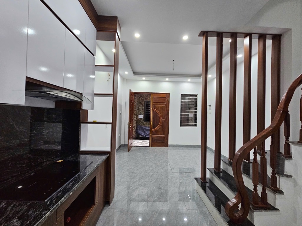 Cần bán nhà Ngọc Thuỵ 30 m2 5 tầng . Chào 6,88 tỉ