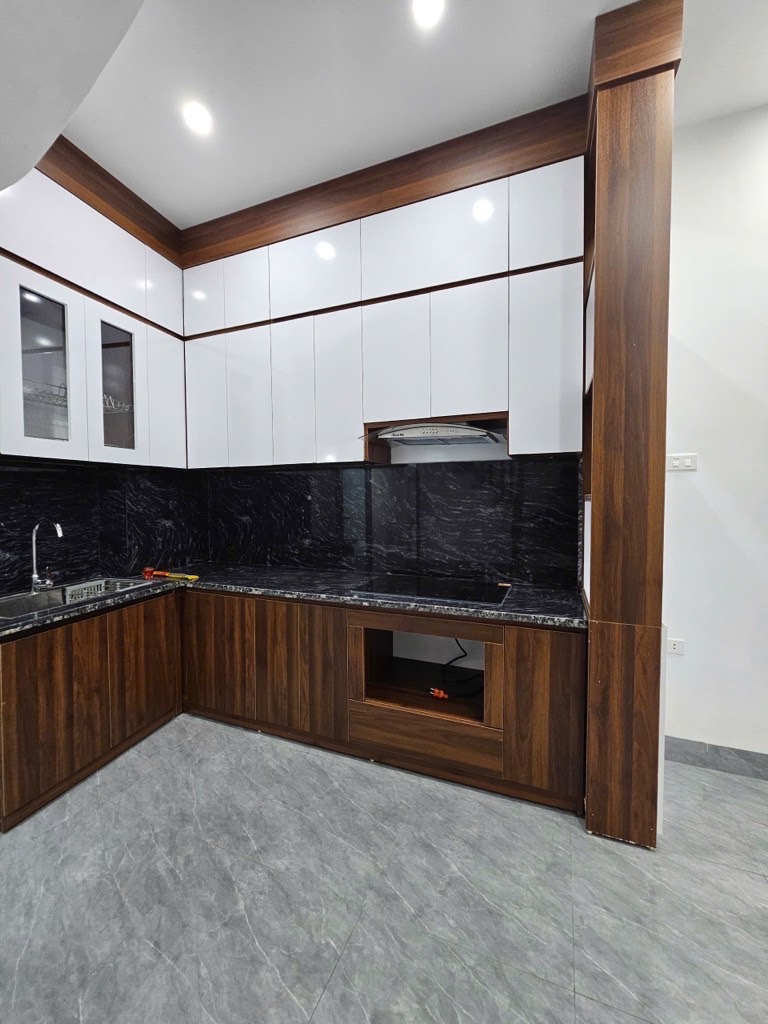 Cần bán nhà Ngọc Thuỵ 30 m2 5 tầng . Chào 6,88 tỉ