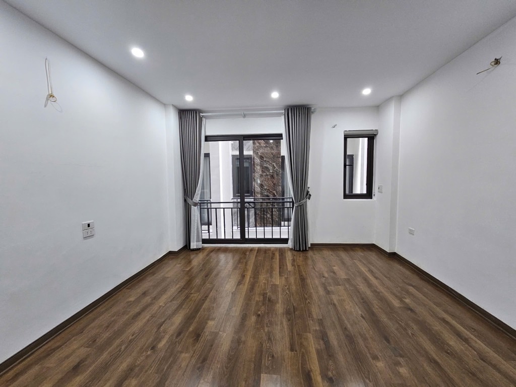 Cần bán nhà Ngọc Thuỵ 30 m2 5 tầng . Chào 6,88 tỉ