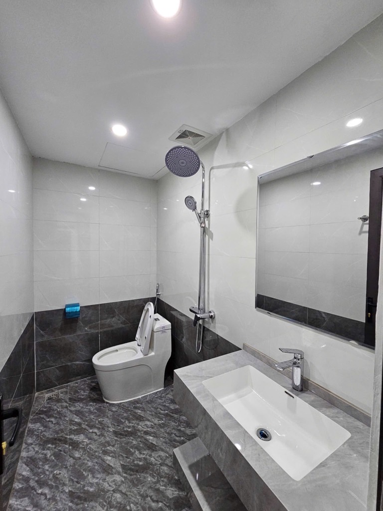 Cần bán nhà Ngọc Thuỵ 30 m2 5 tầng . Chào 6,88 tỉ