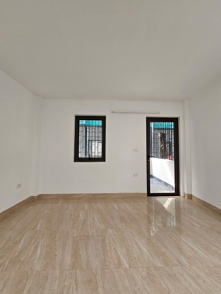 Cần bán nhà Ngọc Thuỵ 30 m2 5 tầng . Chào 6,88 tỉ