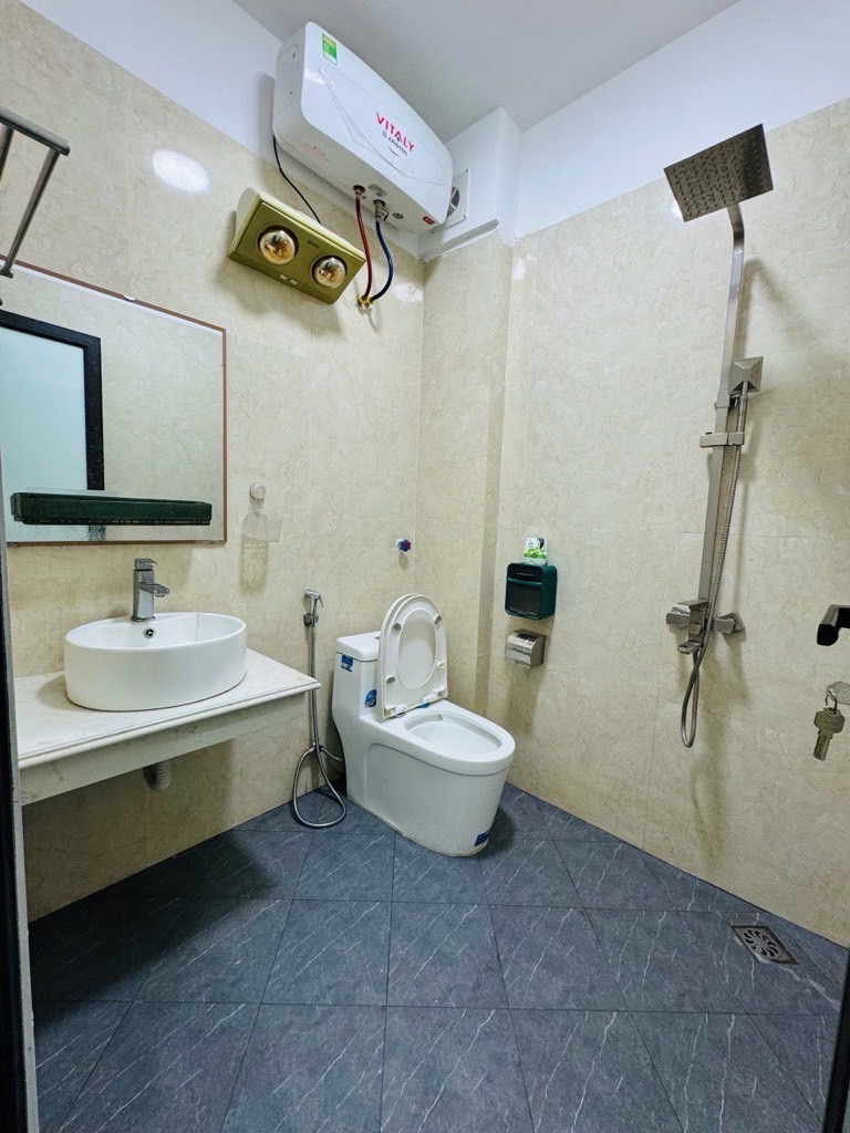 Bán nhà 30 m2 , mặt tiền 3 m 5 tầng . Rao 6,45 tỉ