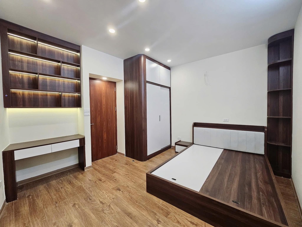 Bán gấp nhà Thụy Phương – 32m² x 5T, nhỉnh 6 tỷ Nhà mới đẹp, ô tô đỗ cửa, gần phố, gần ĐH Tài Chính, An Ninh, Mỏ... Thiết kế 5 tầng hiện đại, 3PN, 4WC, thờ + sân phơi đầy đủ.  Sổ đỏ chính chủ sẵn giao dịch  Liên hệ Lê: 0973412350
