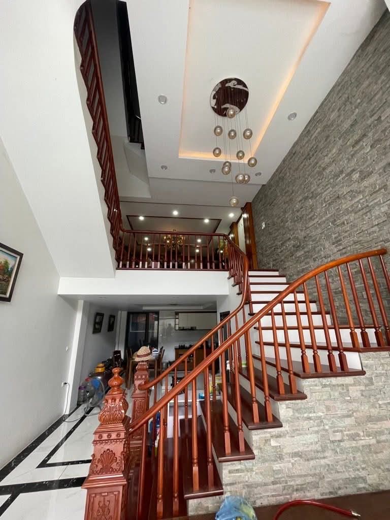 B Á N NHÀ NGUYỄN HOÀNG TÔN – GIÁ CHỈ 7x TỶ Sổ đỏ chính chủ – sẵn sàng giao dịch.  Vị trí đẹp, ngay gần Lotte Mart, tiện ích bủa vây, khu dân cư văn minh. Nhà phù hợp an cư hoặc đầu tư giữ tiền.  Liên hệ Em Lê: 0973 412 350 để xem nhà trực tiếp.