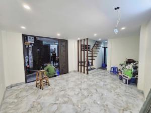 Bán gấp nhà Thụy Phương – 32m² x 5T, nhỉnh 6 tỷ Nhà mới đẹp, ô tô đỗ cửa, gần phố, gần ĐH Tài Chính, An Ninh, Mỏ... Thiết kế 5 tầng hiện đại, 3PN, 4WC, thờ + sân phơi đầy đủ. Sổ đỏ chính chủ sẵn giao dịch Liên hệ Lê: 0973412350