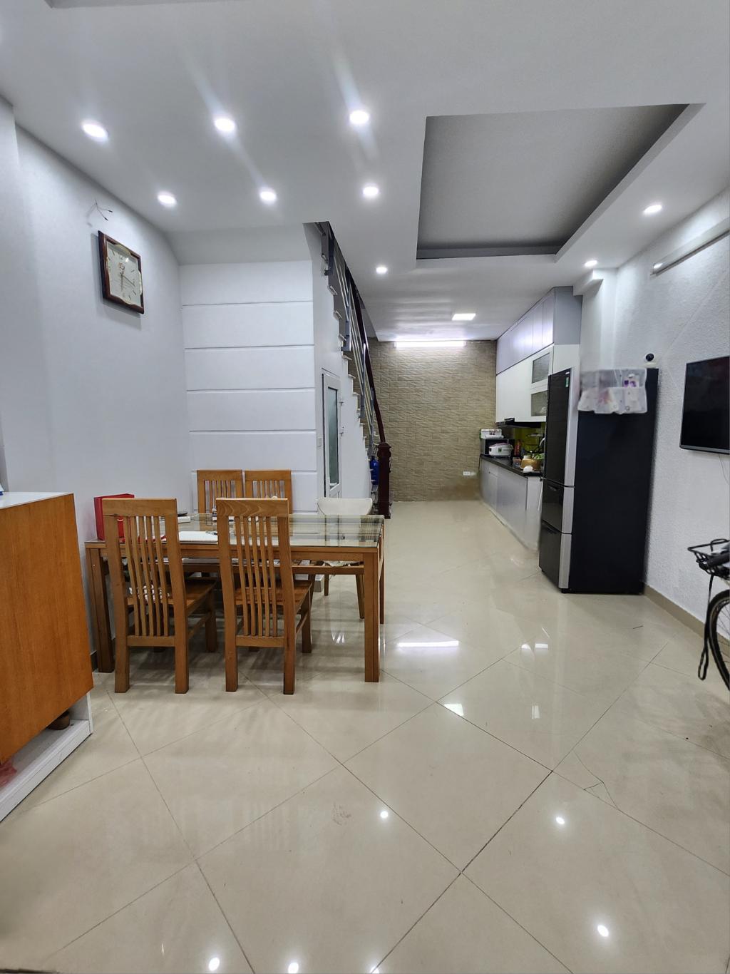 Nhà phố Thái Hà – Ngõ nông, rộng – Nhà đẹp, thoáng mát – 40m2 – 5 tầng – 8.4 tỷ