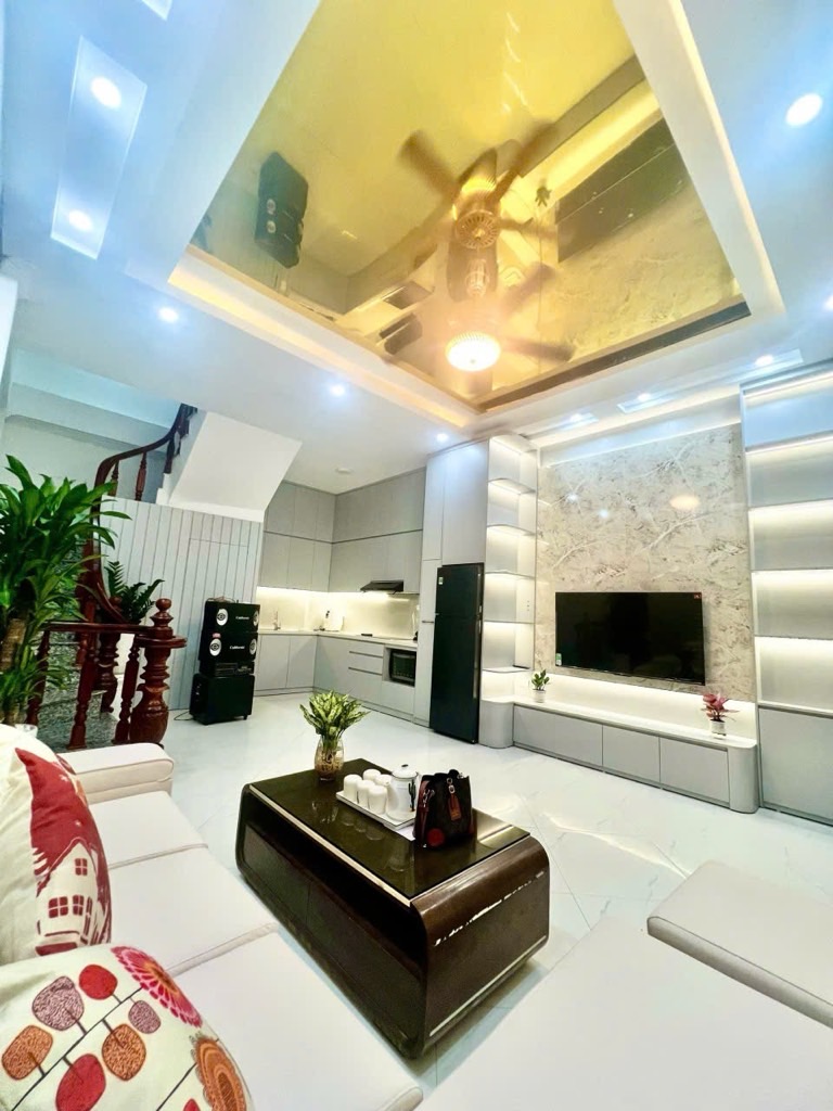 Nhà phố Trường Chinh – Ngõ thông, rộng rãi – Nhà đẹp – 43m2 – 5 tầng – 8.85 tỷ