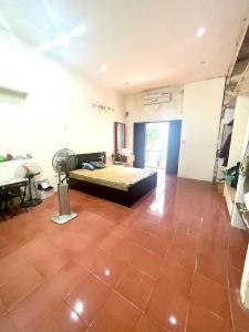 Nhà phố Hoàng Hoa Thám – Ngõ thông – Nhà rộng – Giá hợp lý – 81m2 – 3 tầng – 10.5 tỷ