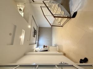Nhà phố Văn Cao – Ngõ nông – Sân rộng – 2 thoáng – Nhà đẹp – 60m2 – 5 tầng – 13.8 tỷ