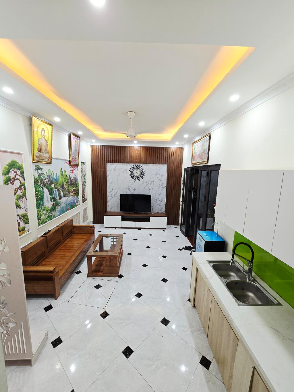 Bán nhà đông la nhà đẹp ở ngay 49m2. 3,7 tỉ