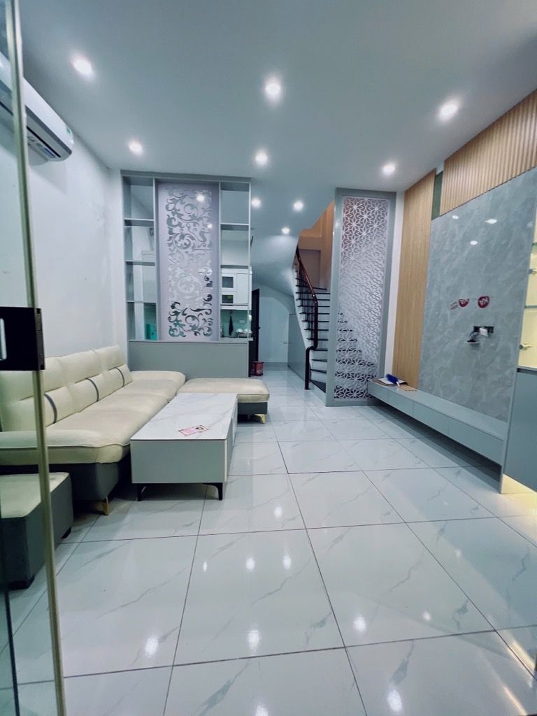 Bán nhà đông la nhà đẹp ở ngay 31m2. 5,85 tỉ