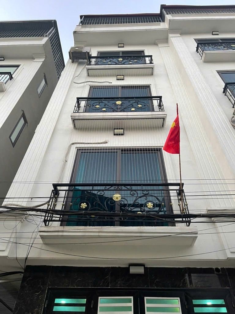 Bán nhà la phù, nhà đẹp ở ngay 42m2. 7,98 tỉ