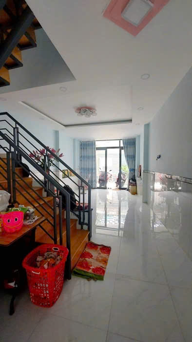 NHÀ BÁN 76 M2 ĐƯỜNG CỘNG HÒA , NGANG 4,2M DÀI 19M VÀI CĂN RA MT CỘNG HÒA CHỈ 5.4 TỶ LH 0983551050
