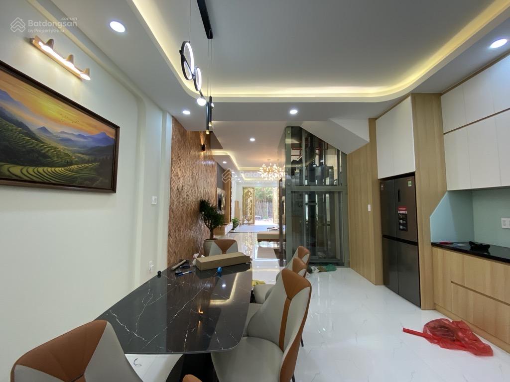Nhà phố đi thang máy - 90m2 - nội thất xịn - giá 14 tỷ - đường D4, Q7