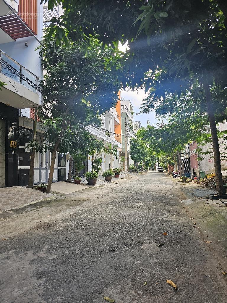 Nhà phố 92.5m2 - giá 13.6 tỷ - đang thu nhập mỗi tháng - đường D1, Q7