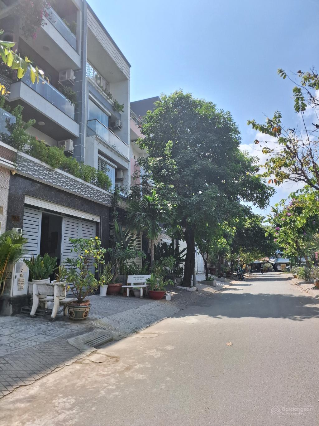 Mặt tiền 90m2 - giá 14.2 tỷ - ngay chợ Phú Thuận - Cao Thị Chính, Q7