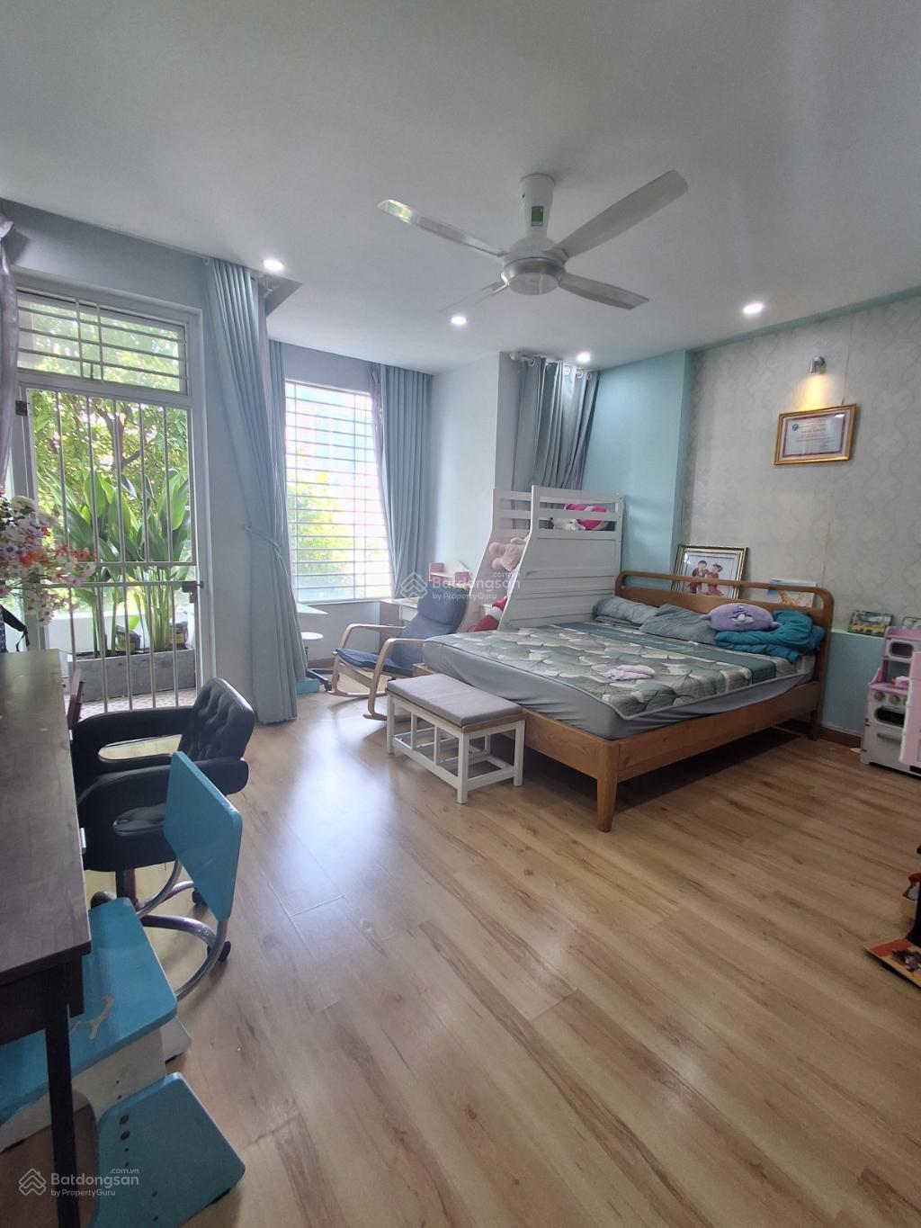 Mặt tiền 90m2 - giá 14.2 tỷ - ngay chợ Phú Thuận - Cao Thị Chính, Q7
