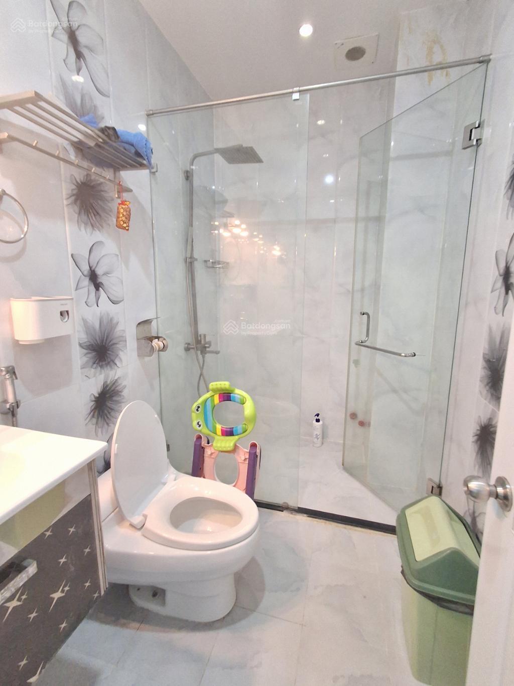 Mặt tiền 90m2 - giá 14.2 tỷ - ngay chợ Phú Thuận - Cao Thị Chính, Q7