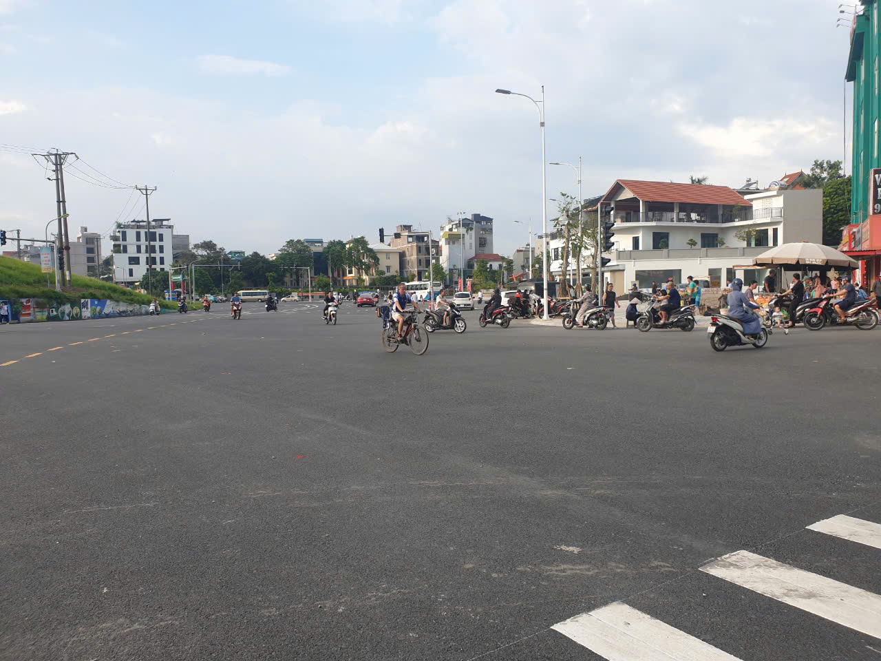 TUNG HÀNG HOT. NHÀ LONG BIÊN, Ô TÔ VÀO - Ô TÔ TRÁNH, SÁT CHỢ, KINH DOANH, GIA HỜI