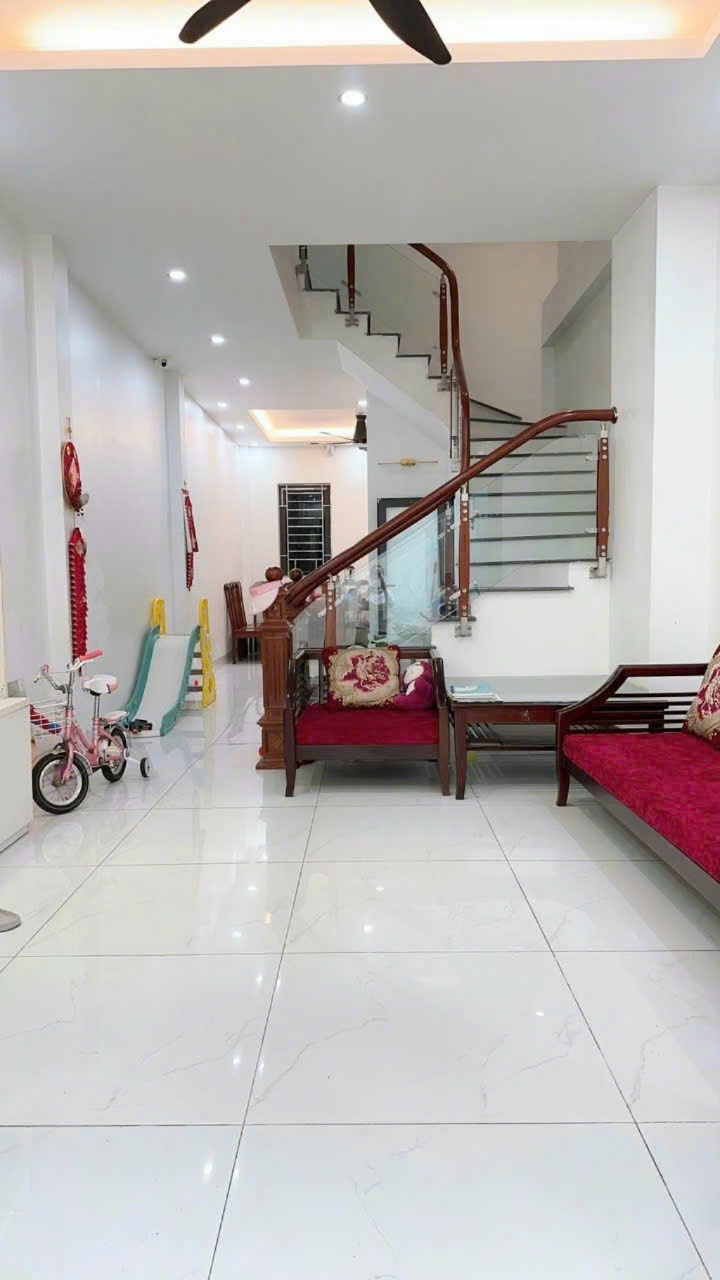 BÁN NHÀ CHU HUY MÂN, Ô TÔ VAO NHÀ, GẦN PHỐ, 48M2, CHỈ 8.X TỶ