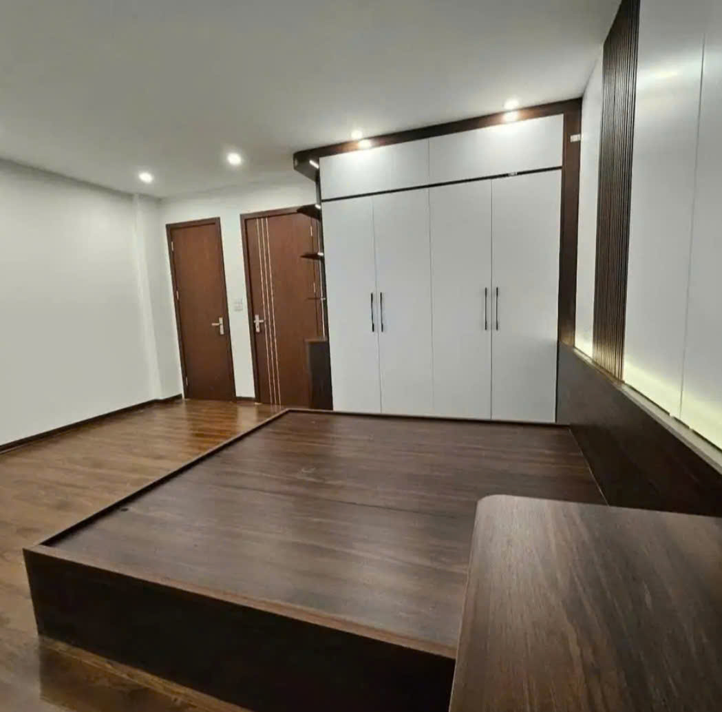 AI NHANH HƠN. NHÀ HÀNG XÓM VINHOMS RIVERSIDE, LÔ GÓC, Ô TÔ TRÁNH, GA RA Ô TÔ, THANG MÁY, GIÁ HỜI