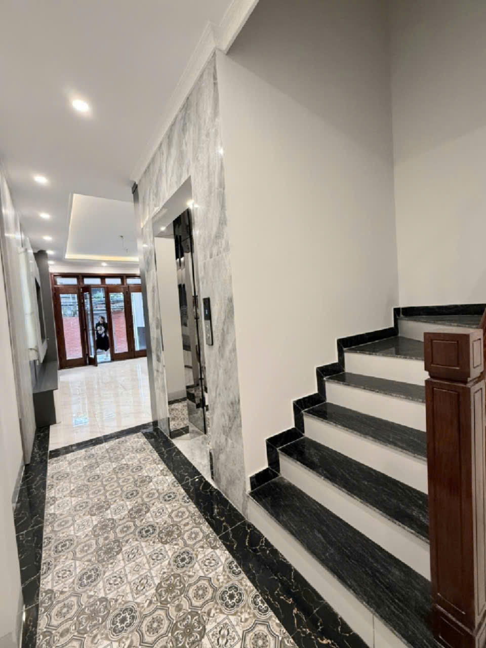BÁN NHÀ HỒNG TIẾN LONG BIÊN, TẶNG NỘI THẤT CHẤT, THANG MÁY, GẦN PHỐ 56M2, 11.X TỶ