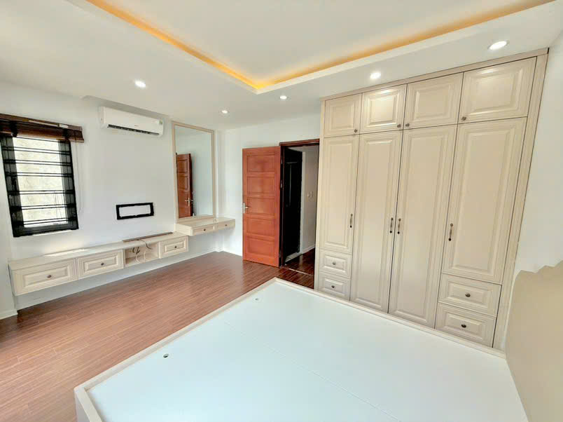 BÁN NHÀ HỒNG TIẾN, LÔ GÓC, GARA Ô TÔ CAMRY, GẦN PHỐ, MT KHỦNG, TẶNG NỘI THẤT CHẤT, GIÁ MỀM