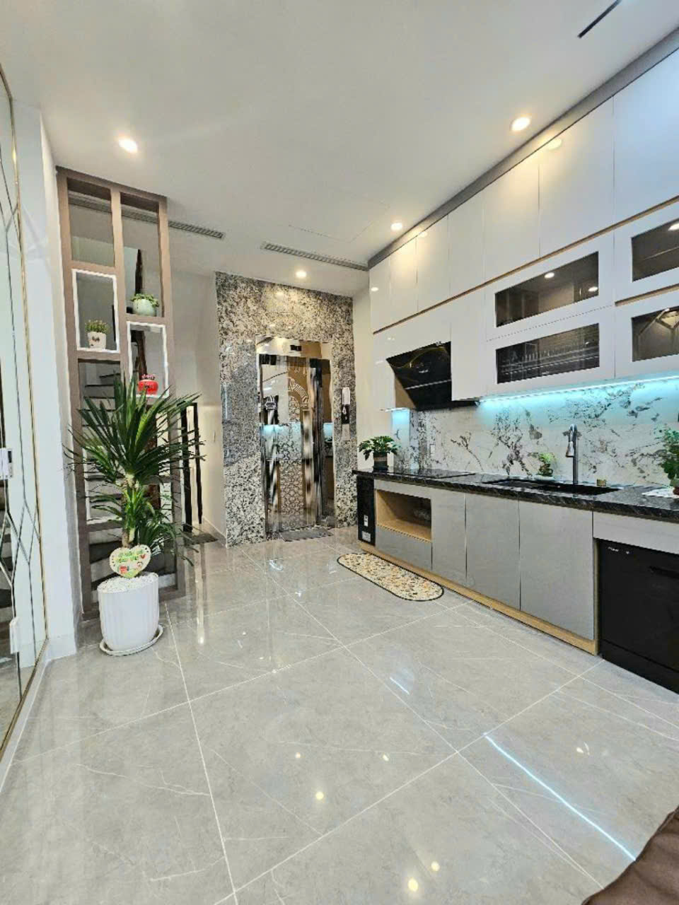 CỰC PHẨM. BÁN NHÀ GIA THỤY, THANG MÁY LONG LANH, TẶNG FULL NỘI THẤT XIN SÒ, 10M RA PHỐ, CHỈ 11.X TỶ