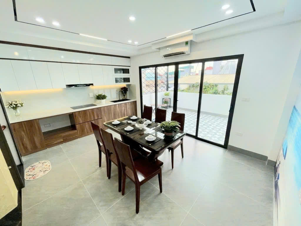 BÁN NHÀ NGUYỄN VĂN CỪ, GARA Ô TÔ, THANG MÁY LONG LANH, TẶNG NỘI THẤT CHẤT, GẦN PHỐ, GIÁ TỐT