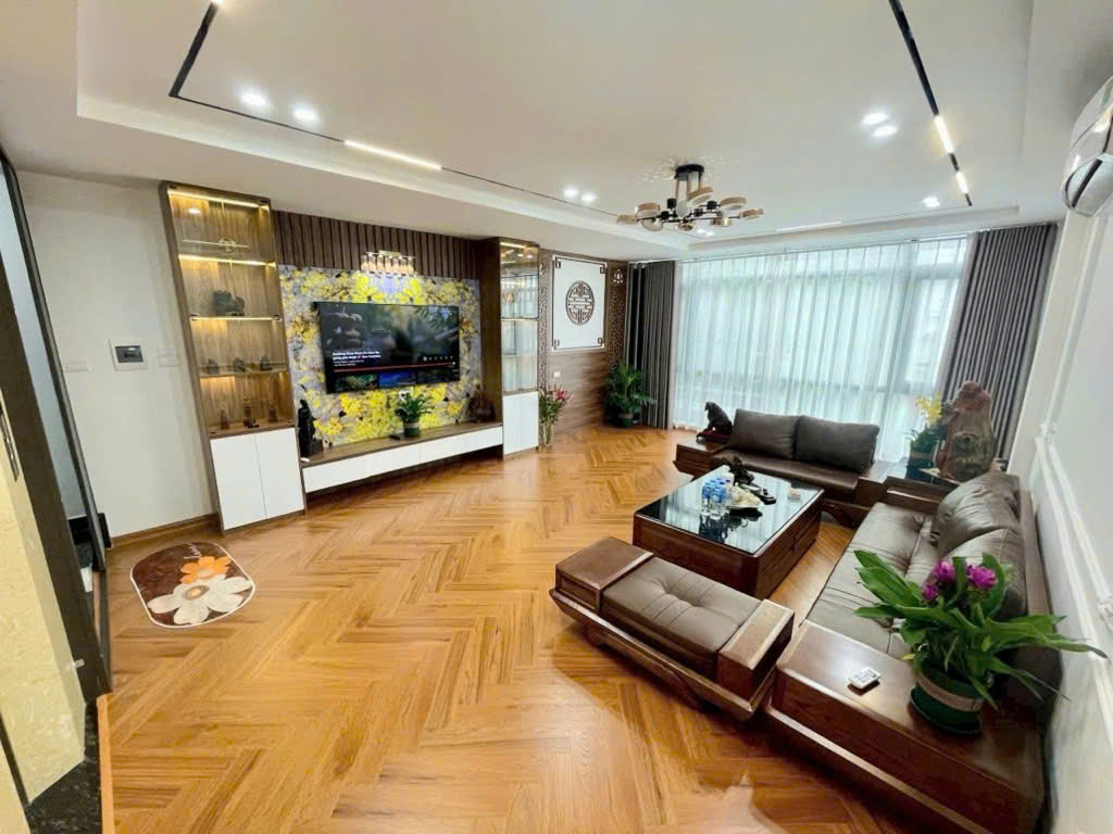 BÁN NHÀ NGUYỄN VĂN CỪ, GARA Ô TÔ, THANG MÁY LONG LANH, TẶNG NỘI THẤT CHẤT, GẦN PHỐ, GIÁ TỐT