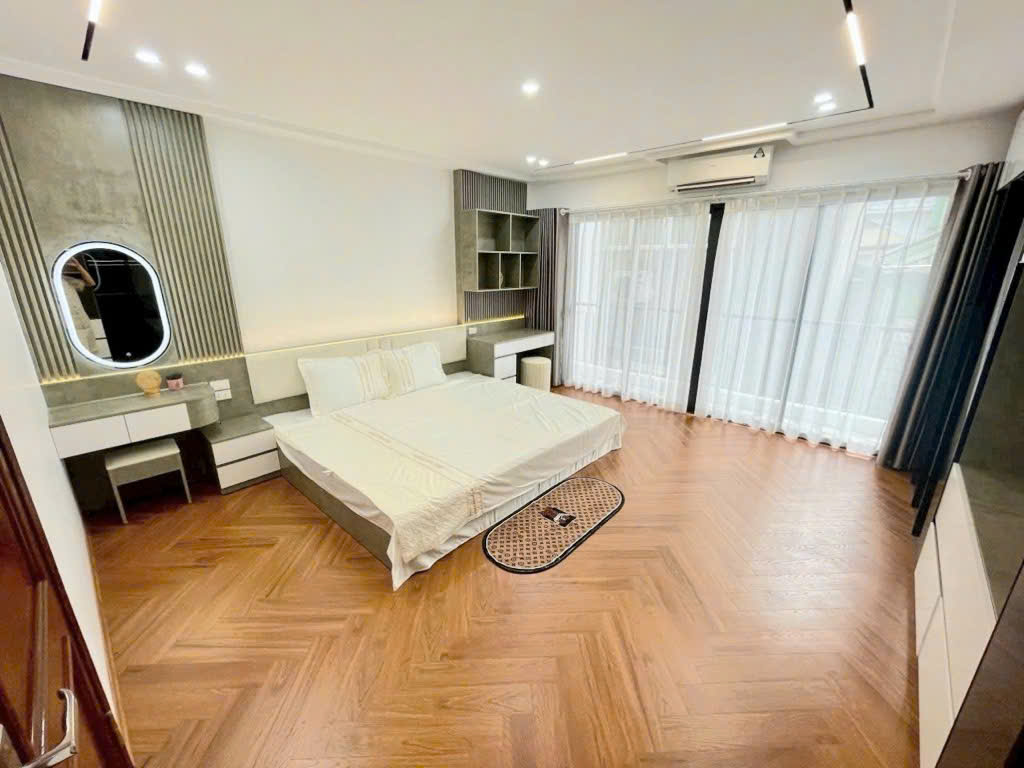 BÁN NHÀ NGUYỄN VĂN CỪ, GARA Ô TÔ, THANG MÁY LONG LANH, TẶNG NỘI THẤT CHẤT, GẦN PHỐ, GIÁ TỐT