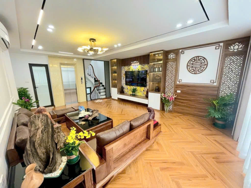 BÁN NHÀ NGUYỄN VĂN CỪ, GARA Ô TÔ, THANG MÁY LONG LANH, TẶNG NỘI THẤT CHẤT, GẦN PHỐ, GIÁ TỐT