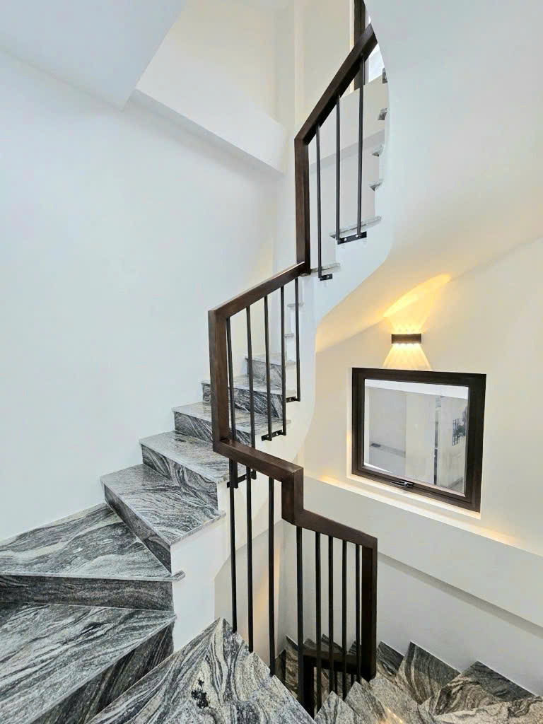 BÁN NHÀ HỒNG TIẾN BỒ ĐỀ, THANG MÁY LONG LANH, TẶNG NỘI THẤT CHẤT, 25M RA PHỐ, GIÁ MỀM NHƯ BÚN