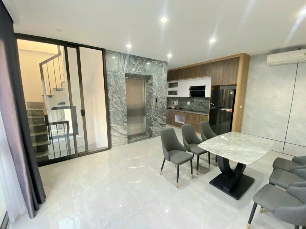 BÁN NHÀ HỒNG TIẾN BỒ ĐỀ, THANG MÁY LONG LANH, TẶNG NỘI THẤT CHẤT, 25M RA PHỐ, GIÁ MỀM NHƯ BÚN