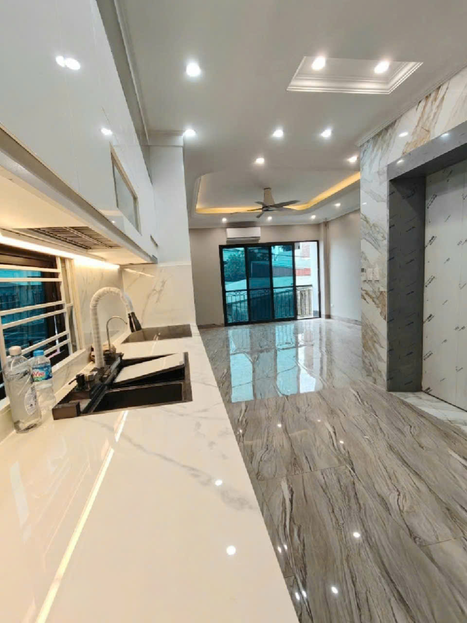 BÁN NHÀ TĐC THẠCH BÀN, LÔ GÓC PHÂN LÔ, GA RA Ô TÔ, THANG MÁY LONG LANH, GẦN HỒ, GIÁ MỀM