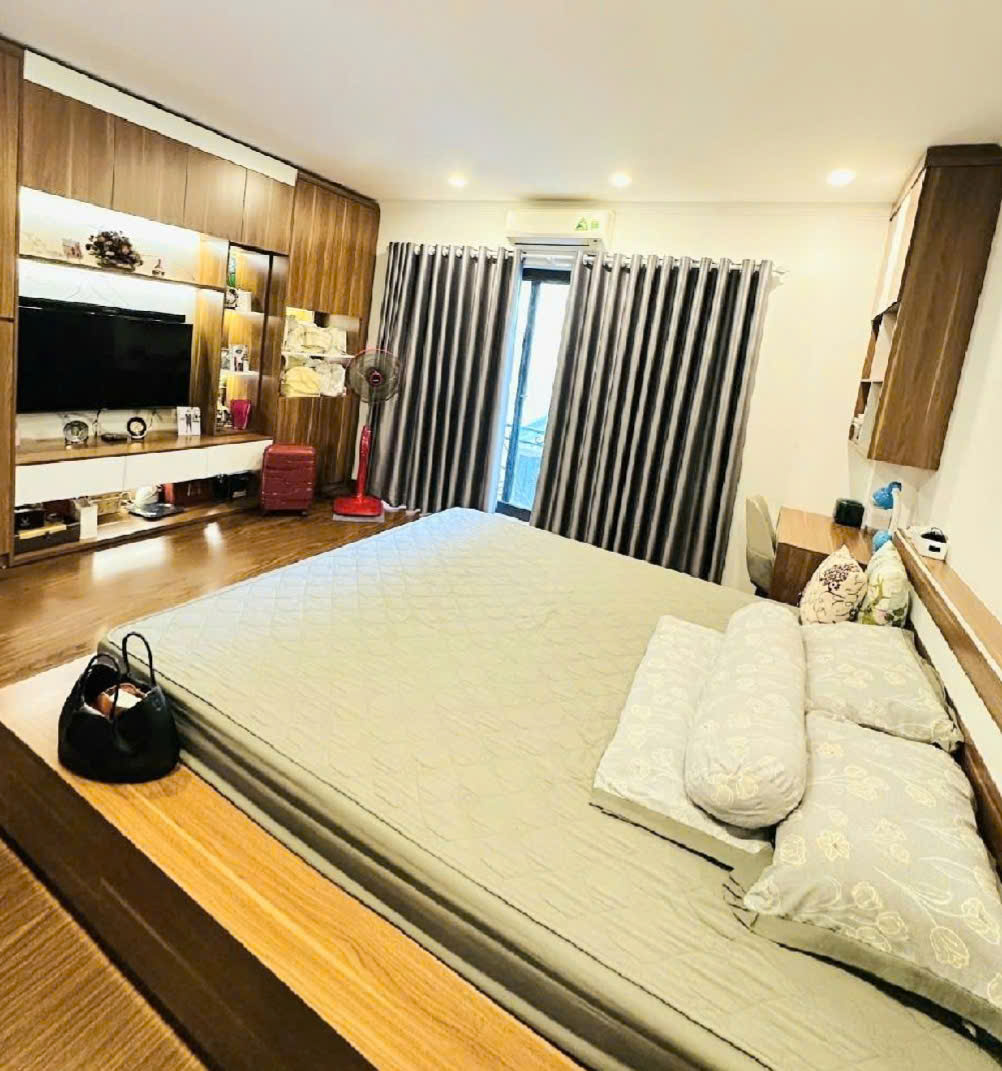 BÁN NHÀ THẠCH BÀN LONG BIÊN, Ô TÔ VÀO NHÀ, MẶT TIỀN KHỦNG, TẶNG NỘI THẤT CHẤT, CHỈ 8.x TỶ