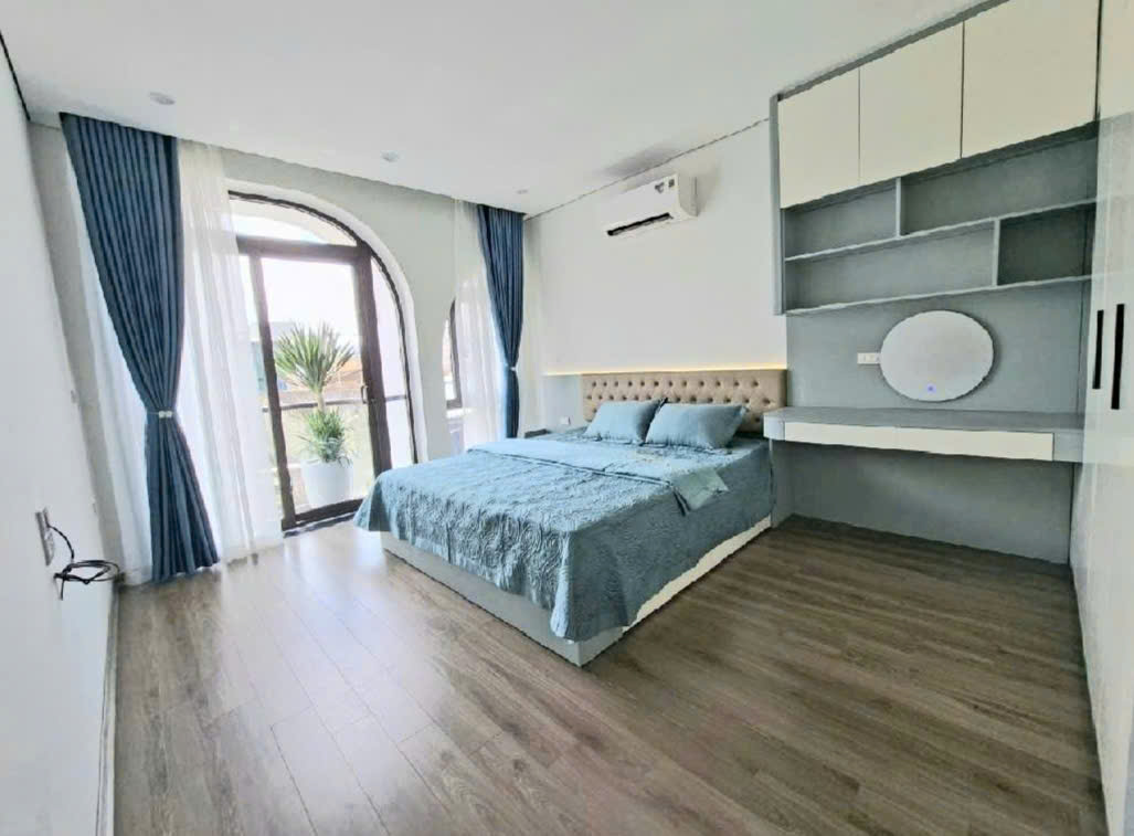 BÁN NHÀ THẠCH BÀN LONG BIÊN, PHÂN LÔ, Ô TÔ VÀO NHÀ, THANG MÁY, TẶNG NỘI THẤT CHẤT, GIÁ MỀM