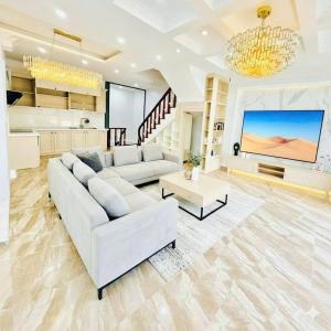 BÁN NHÀ HỒNG TIẾN, LÔ GÓC, GARA Ô TÔ CAMRY, GẦN PHỐ, MT KHỦNG, TẶNG NỘI THẤT CHẤT, GIÁ MỀM