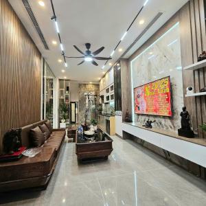 CỰC PHẨM. BÁN NHÀ GIA THỤY, THANG MÁY LONG LANH, TẶNG FULL NỘI THẤT XIN SÒ, 10M RA PHỐ, CHỈ 11.X TỶ
