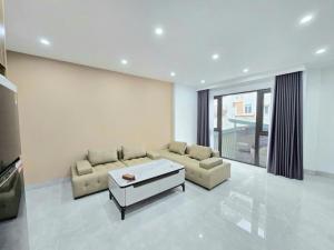 BÁN NHÀ HỒNG TIẾN BỒ ĐỀ, THANG MÁY LONG LANH, TẶNG NỘI THẤT CHẤT, 25M RA PHỐ, GIÁ MỀM NHƯ BÚN