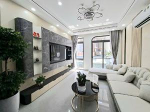 BÁN NHÀ THẠCH BÀN LONG BIÊN, PHÂN LÔ, Ô TÔ VÀO NHÀ, THANG MÁY, TẶNG NỘI THẤT CHẤT, GIÁ MỀM