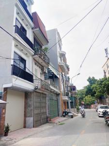 BÁN NHÀ SÀI ĐỒNG, LONG BIÊN, KINH DOANH , GARA Ô TÔ CAMRY, THANG MÁY, Ô TÔ TRÁNH, NGÕ NHƯ PHỐ, CÓ 8.x TỶ
