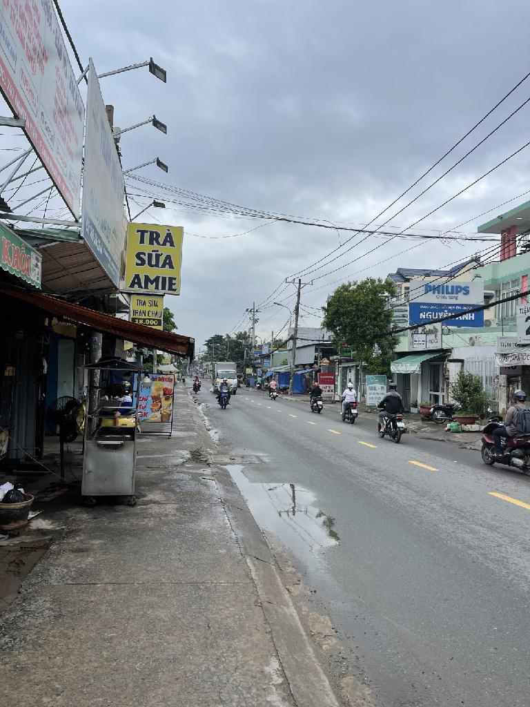 MẶT TIỀN KINH DOANH SẦM UẤT TRÊN ĐƯỜNG NGUYỄN XIỂN