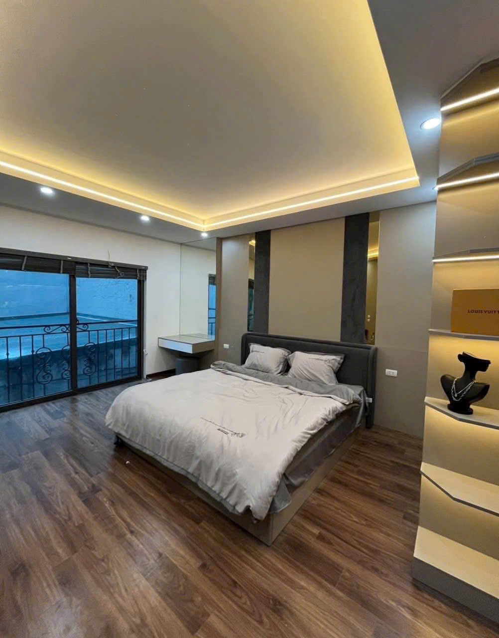 BÁN NHÀ LẠC LONG QUÂN 63M, 6 TẦNG THANG MÁY, 12 TỶ, NGÕ THÔNG - DÒNG TIỀN 50TR/THÁNG