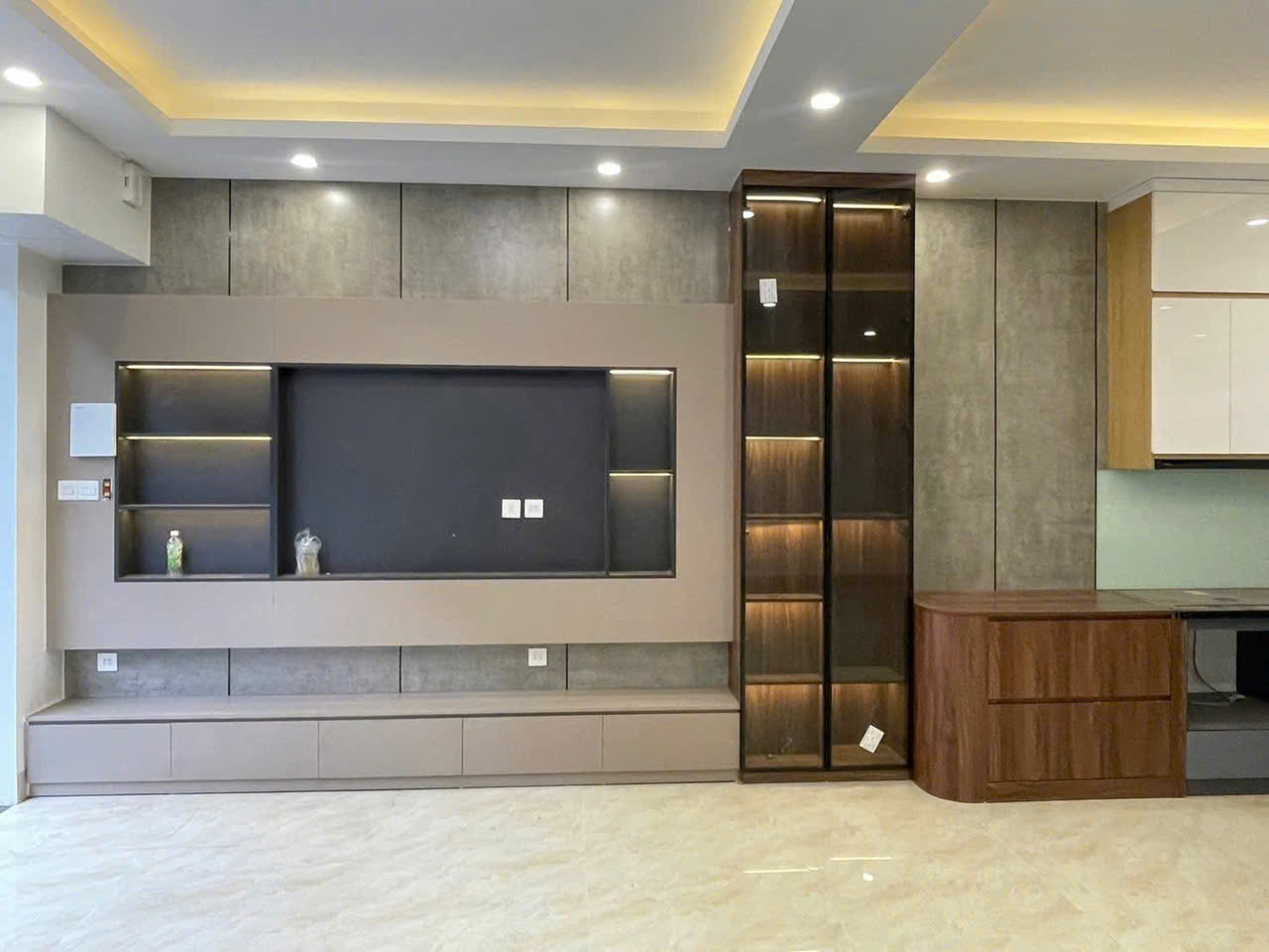 BÁN NHÀ PHÂN LÔ LẠC LONG QUÂN 60M² x 7 TẦNG THANG MÁY MT 5M – GIÁ 15 TỶ, Ô TÔ ĐỖ CỬA, KINH DOANH