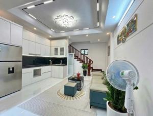 BÁN NHÀ PHÂN LÔ PHẠM VĂN ĐỒNG 59m x 6 TẦNG, MT 5m, DÂN XÂY, Ô TÔ ĐÕ CỬA, 2 THOÁNG, FULL NỘI THẤT,