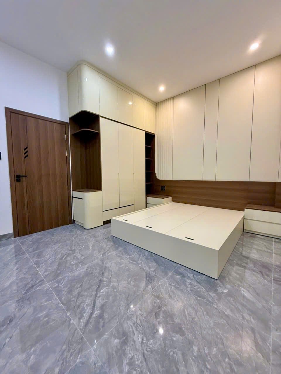 BÁN NHÀ XINH 5 TẦNG, HẺM XE HƠI 5m THÔNG, NGAY NGÃ BẢY LÝ THÁI TỔ QUẬN 10, 5.1x10.4m, GIÁ 12.5 TỶ