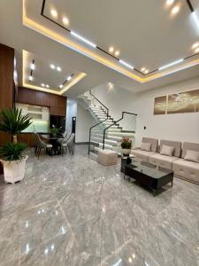 BÁN NHÀ XINH 5 TẦNG, HẺM XE HƠI 5m THÔNG, NGAY NGÃ BẢY LÝ THÁI TỔ QUẬN 10, 5.1x10.4m, GIÁ 12.5 TỶ